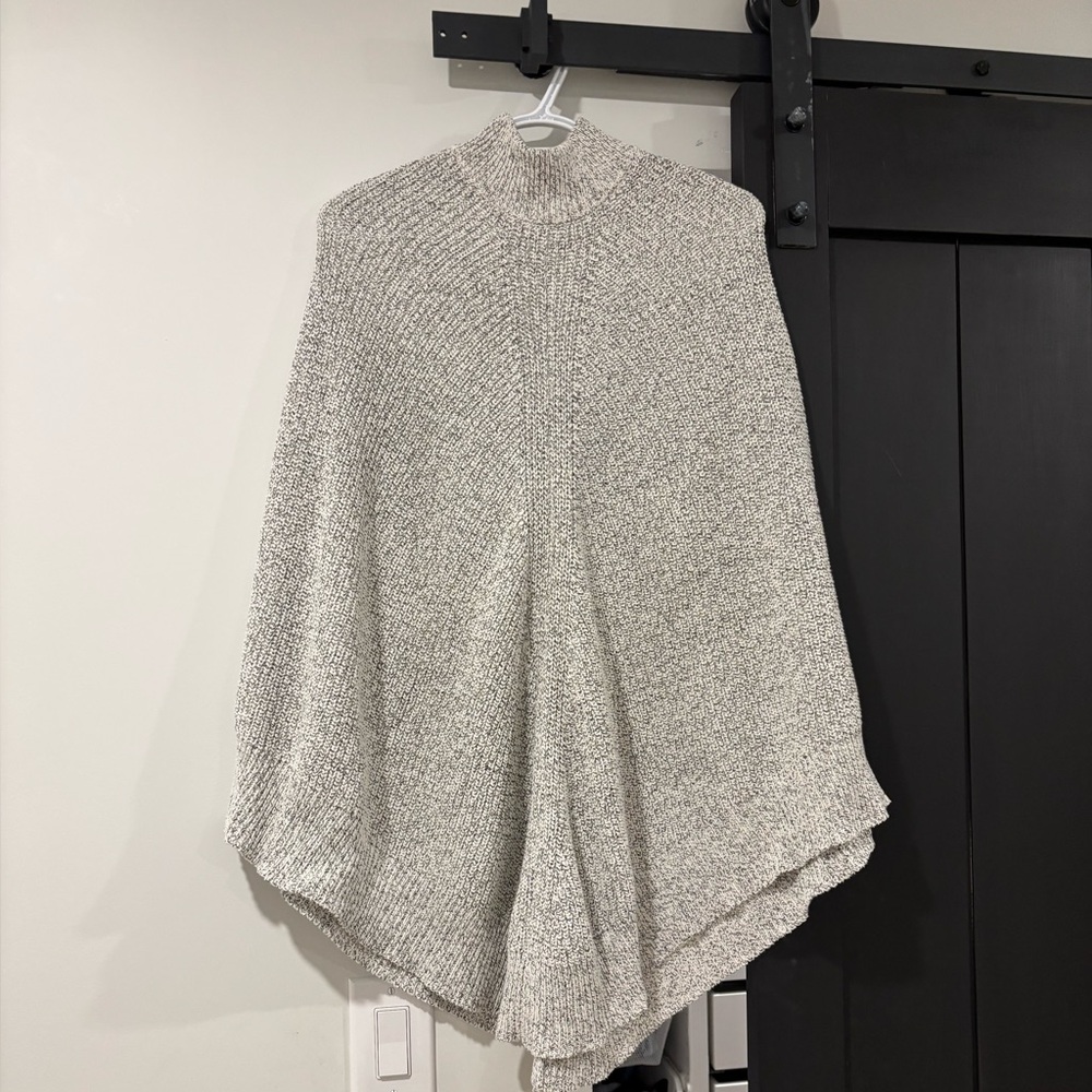 Roots poncho 
Brand new condition